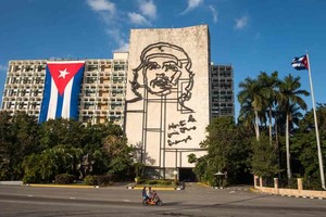 ELLITORAL_407580 |  Imagen ilustrativa A sccoter past behind the Ministerio del Interior on the Plaza de la Revolucion. They seem so small compared to the gigantic size of the buildingHavana, Cuba. December 31, 2018.
Un scooter passe devant le Ministerio del Interior sur la plaza de la revolucion. Ils paraissent si petit par rapport au gigantisme du batiment. La Havane, Cuba. 31 decembre 2018.