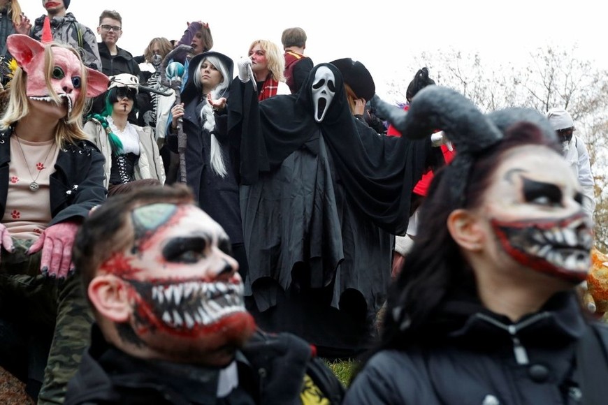 ELLITORAL_414537 |  Reuters Desfile de Halloween en Kiev Los participantes asisten al desfile \\
