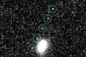 ELLITORAL_181732 |  Captura digital - NASA / ESA / SwRI / JHU / APL / New Horizons KBO Search Team Imágenes tomadas por el Hubble en 2014 con 10 mini-intervalos. En los círculos verdes se observa el asteroide MU69.
