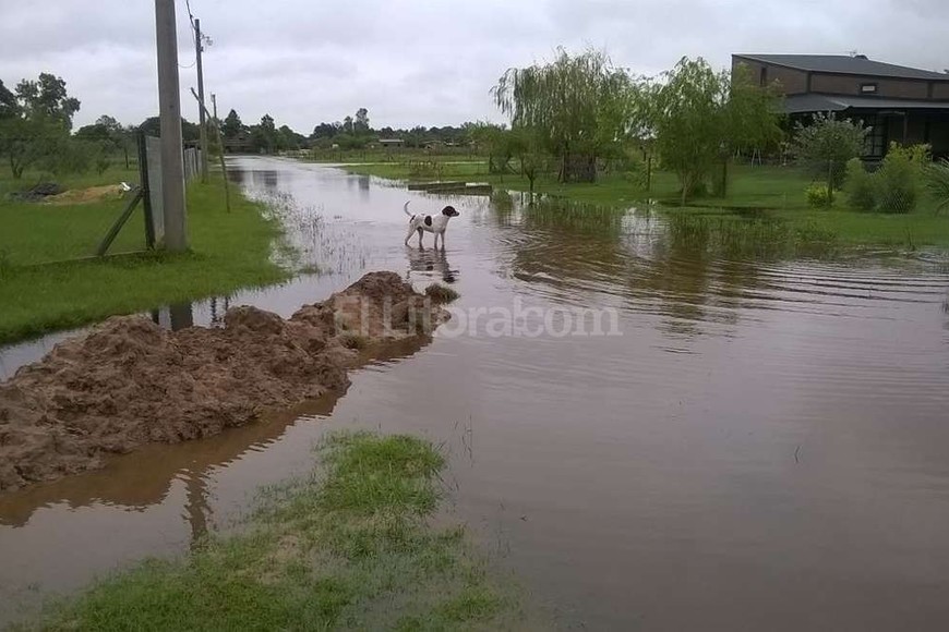 ELLITORAL_149121 |  Gentileza vecinos de Arroyo Leyes No se ve. El agua acumulada impide determinar la calle.