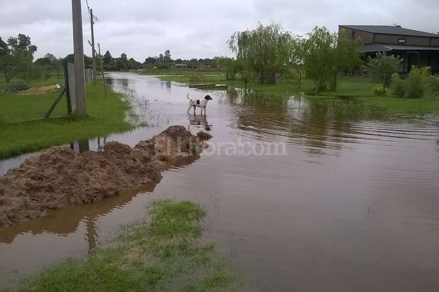 ELLITORAL_149121 |  Gentileza vecinos de Arroyo Leyes No se ve. El agua acumulada impide determinar la calle.