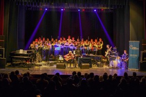 ELLITORAL_381950 |  Gentileza Canto Libre La agrupación en una presentación junto al guitarrista Juan Falú (al centro).