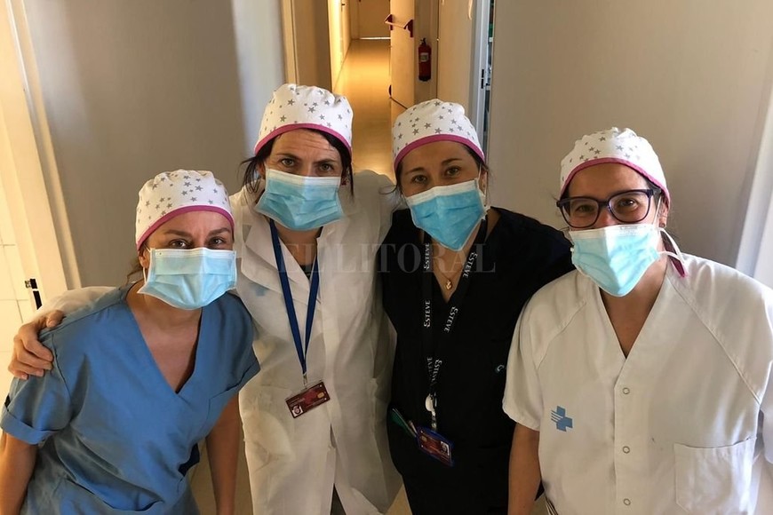 ELLITORAL_297711 |  Gentileza Con parte del equipo. Guala (la primera de la izquierda), asegura que  el barbijo sirve, definitivamente, de protección y para evitar contagiar a otra persona. El virus se transmite mucho por la saliva, y no solamente al toser o estornudar. Todos al hablar eliminamos unas pequeñas gotitas que no se ven, pero que pueden contagiar .