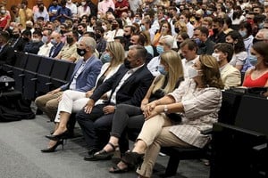 Scarpin, Losada y Lewandowski en primera fila en la entrega de diplomas en el Museo de la Constitución. Cerca de ellos la socialista Mónica Fein.
