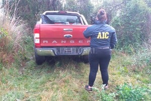 ELLITORAL_416082 |  Gentileza Prensa AIC Efectivos de la Agencia de Investigación Criminal hallaron este jueves la Ford Ranger, en un descampado.