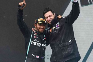 Gentileza Hamilton y Wolf, acostumbrados a festejar... Por ahora, el diálogo entre ambos por un tema clave, estaría paralizado.