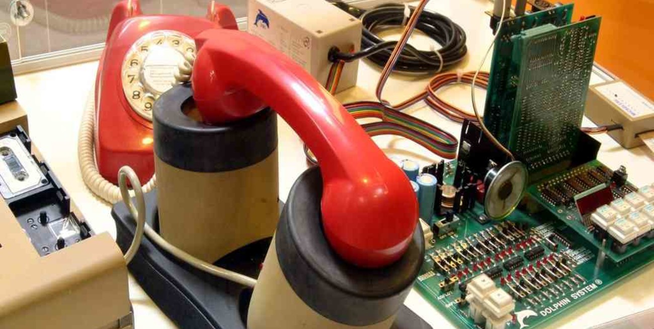 Imagen ilustrativa na bocina telefónica sobre un acoplador acústico.