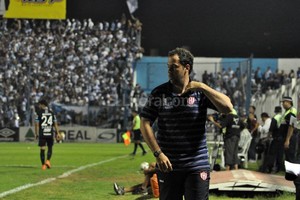 ELLITORAL_165599 |  Gentileza José Alberto Díaz Romero Sin dudas, la noche más esperada de Juan Pablo Pumpido que hace 12 años es entrenador de fútbol. Pasó como ayudante de campo de su padre, Nery Alberto. Fue colaborador de Trotta en Mendoza. Dirigió inferiores y estaba a cargo de la reserva de AFA en Unión. Hasta que Madelón pegó el portazo y le llegó el momento  de su vida : dirigir al club del cual es hincha desde la cuna.