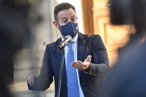 Flavio Raina El funcionario habló con la prensa en las escalinatas de la Legislatura, antes de ingresar al recinto para prestarse a la interpelación.
