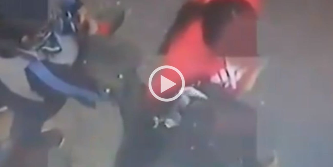 Video: robaron un celular y fueron captadas por las cámaras de seguridad en Córdoba