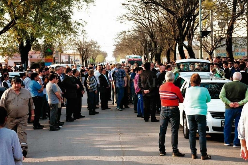 ELLITORAL_260527 |  Prensa Secr. de Cultura de San Guillermo Acompañamiento. Miles de sanguillerminos despidieron los restos del ex intendente Daniel Martina. Era una persona muy querida en la comunidad.