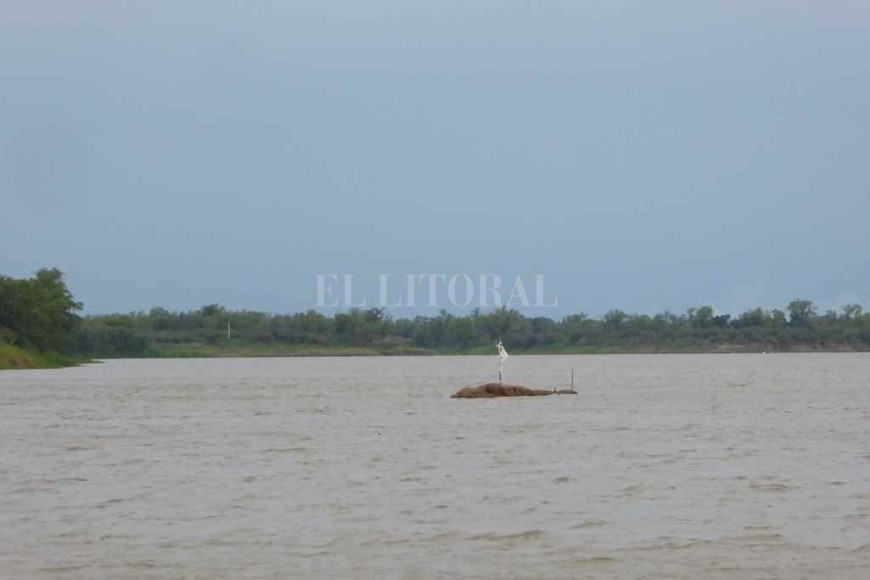 ELLITORAL_426193 |  José Vittori Banderín. Apenas se divisa sobre el agua la arcilla que emerge con la bajante, a la que algún navegante trató de señalizar con un precario palo y un trapo blanco, para evitar accidentes.