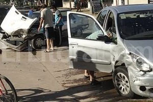 Ariel García (Periodismo Ciudadano) Uno de los autos dejó la huella de la frentada sobre la calle.