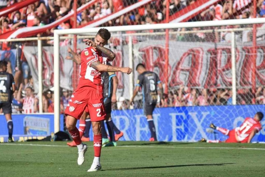 ELLITORAL_421538 |  Pablo Aguirre Ya García consumó el segundo gol del Tate y Franco Calderón lo festeja.