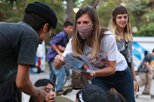 ELLITORAL_428913 |  Twitter Fernanda Raverta La directora ejecutiva de la Anses se reunió con jóvenes en una competencia de Skate para charlar sobre la reciente ampliación del Progresar.