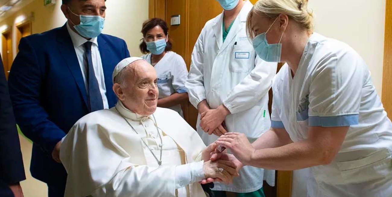 Francisco continúa la rehabilitación para volver al Vaticano "lo antes posible"