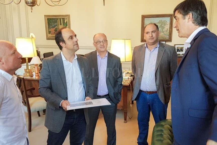ELLITORAL_175812 |  Gentileza Municipalidad de Santa Fe Esta semana, el intendente Corral se reunió con el ministro de Educación de la Nación, Esteban Bullrich, y el secretario de Deportes, Carlos Mac Allister, quienes confirmaron la entrega de los fondos.