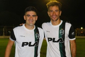 Gentileza La foto que no podía faltar. Fassi junto a Ponzio, después del primer partido amistoso.