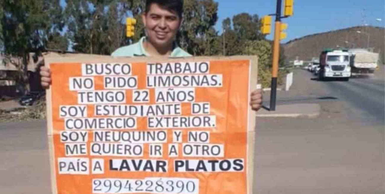 "No quiero irme del país": el cartel con el que un joven neuquino se paró en la ruta a pedir trabajo