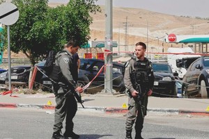 ELLITORAL_208064 |  Mahmoud Illean AP. El Nuevo Herald. Agentes de la policía de Israel hacen guardia en el lugar donde un palestino intentó apuñalar a un israelí con una herramienta antes de ser abatido por un civil israelí, cerca del asentamiento de Mishor Adumim, en Cisjordanis, el 8 de abril de 2018.
