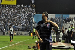 Gentileza José Alberto Díaz Romero Acaso como consecuencia de las lesiones de varios jugadores y la seguidilla de partidos con la Copa Argentina en el medio, el cuerpo técnico de Juan Pablo Pumpido le dará libre este fin de semana al plantel profesional. La idea es que puedan descansar y renovar energías. Desde el lunes, la mira estará puesta en Temperley, partido que se jugará el sábado 19 en Santa Fe, con horario a confirmar.