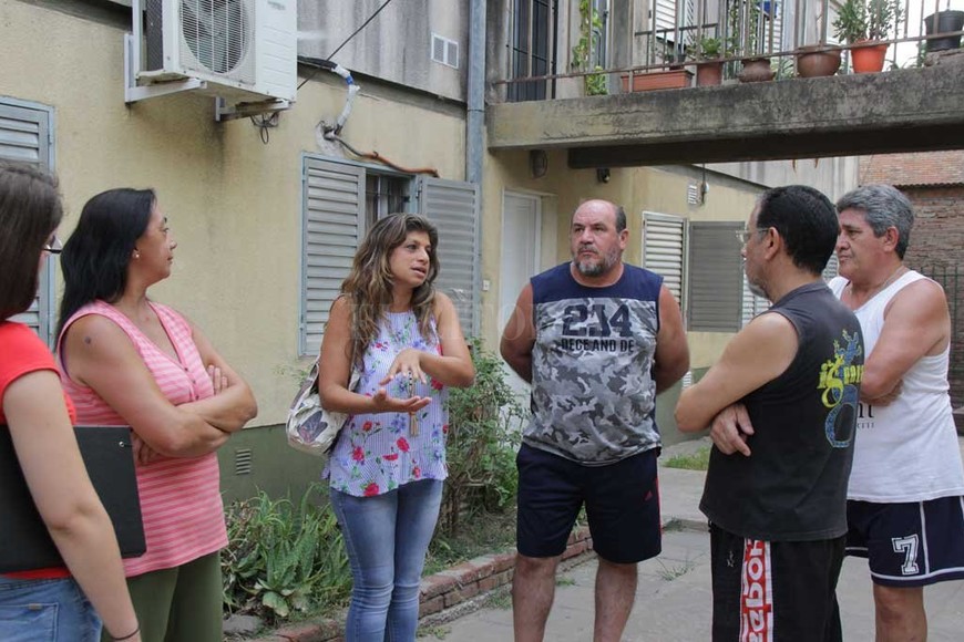 ELLITORAL_202208 |  Gentileza Bloque Partido Socialista Las gestiones. La concejala Gabriela Solano se reunió con gente del barrio y luego con el responsable de Vivienda y Urbanismo de la provincia, Lucas Crivelli.