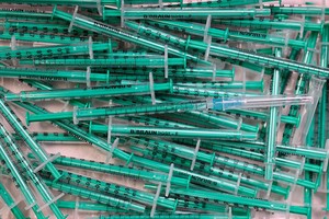 ELLITORAL_416745 |  Reuters FILE PHOTO: Empty syringes are pictured after a coronavirus disease (COVID-19) vaccination at a doctor's office in Berlin, Germany, November 2, 2021. REUTERS/Hannibal Hanschke/File Photo