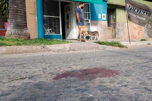 ELLITORAL_297842 |  Danilo Chiapello Rastros de sangre quedaron en la calle tras la violenta secuencia.