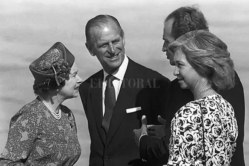 ELLITORAL_368826 |  EFE Isabel II y Felipe de Edimburgon junto a los ahora reyes eméritos de españa, Doña Sofia y Don Juan Carlos