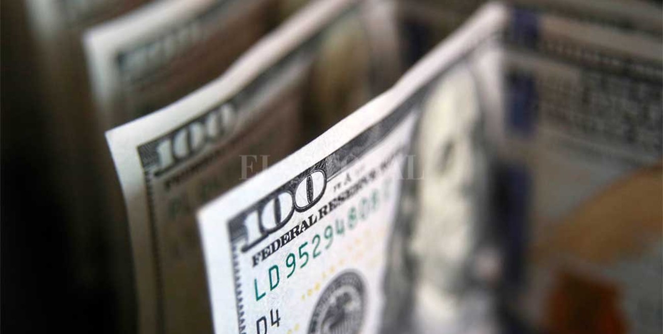 Dólar: bajó el blue y subió fuerte el contado con liquidación