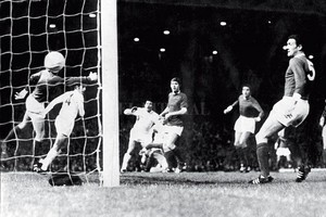 ELLITORAL_411114 |  Archivo El Litoral Jugada de laboratorio. Zubeldía conocía los errores defensivos del Manchester United, y los aprovechó para sacar ventaja. Verón cabeceó al gol a los siete minutos del primer tiempo. Estudiantes fue campeón del mundo con el sello de su entrenador.