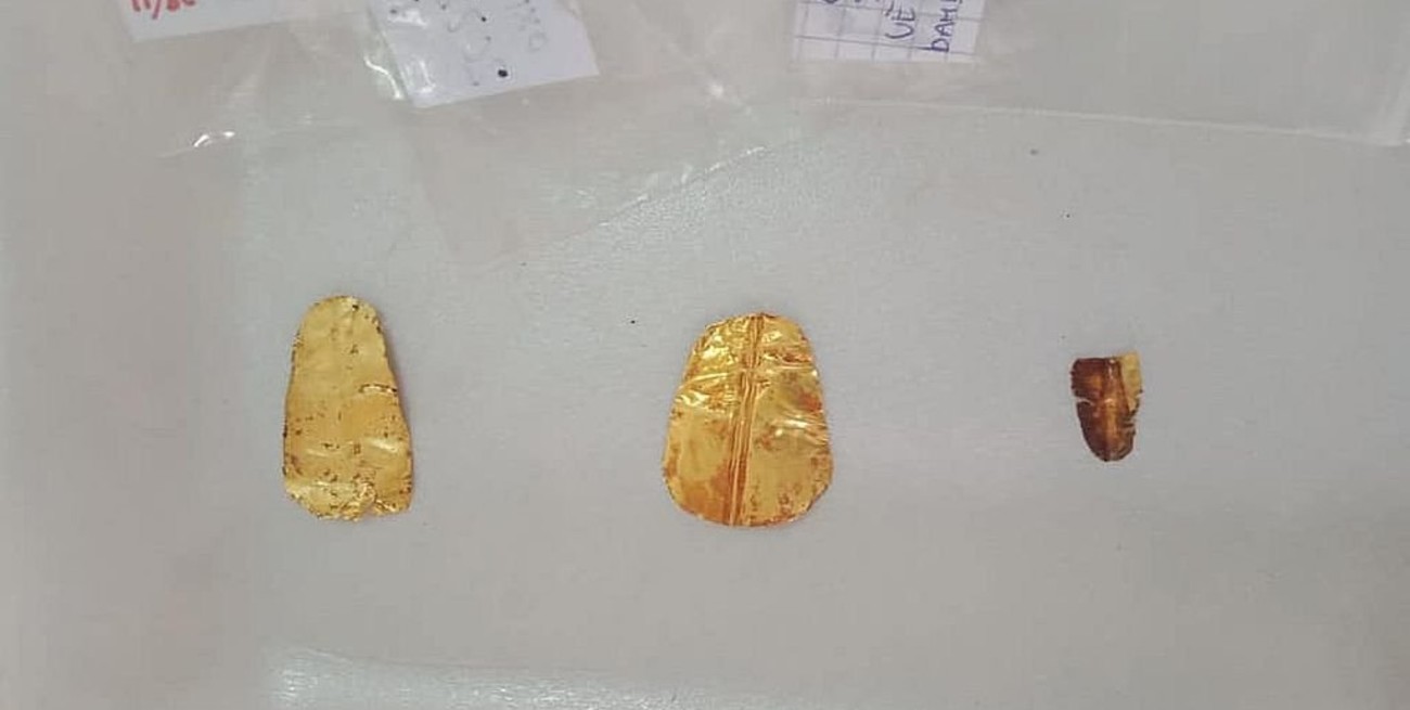 Arqueólogos españoles hallan en Egipto momias con "lenguas de oro"