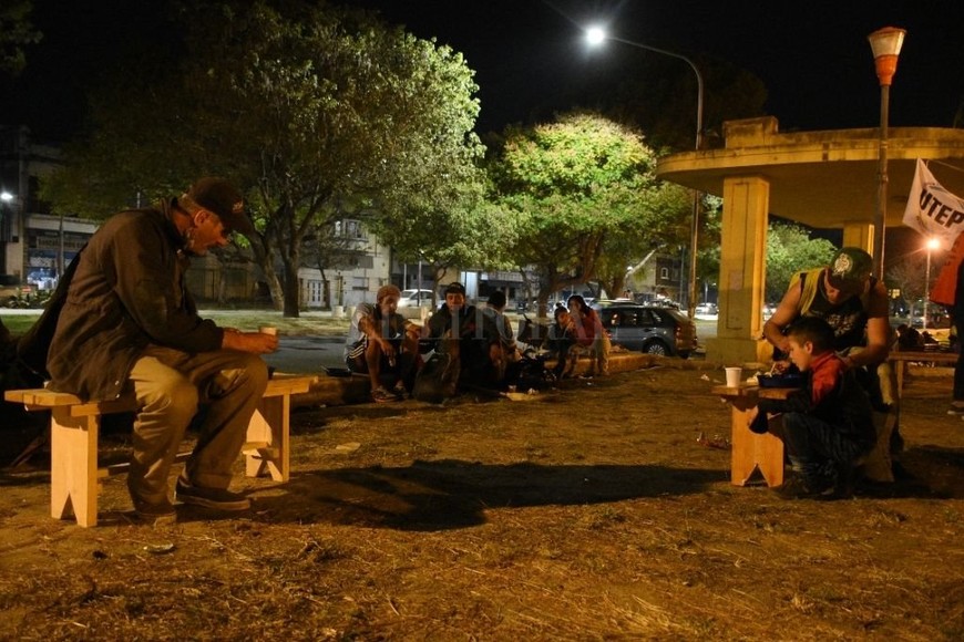 ELLITORAL_392551 |  Manuel Fabatia En las dos jornadas organizadas pasaron más de 200 personas en busca de su porción de comida.