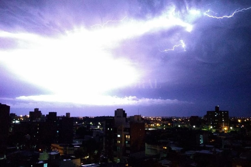 ELLITORAL_371490 |  Periodismo Ciudadano Imagen de la tormenta eléctrica en la ciudad de Santa Fe