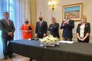 Gentileza El entrerriano Lara, Estela Imhoff, secretaria del cuerpo, Lisandro Villar, Biagioni, Beccari y María del Carmen Crescimanno, en el acto realizado ayer.