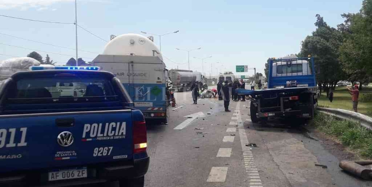 Un fuerte choque de camiones en Rosario dejó dos heridos de gravedad