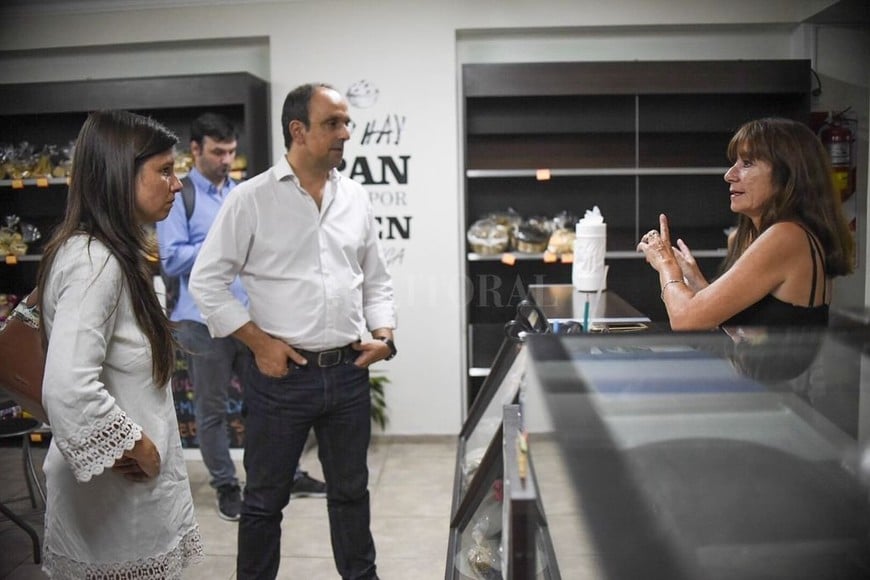 ELLITORAL_203326 | Gentileza Municipalidad de Santa Fe En el barrio. El intendente José Corral y María Martín, secretaria de Gobierno del municipio, dialogaron con comerciantes y vecinos de barrio Candioti, al recorrer las obras de iluminación.