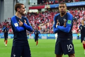 ELLITORAL_215261 |  Griezmann y Mbappé festejando un gol frente a Perú.