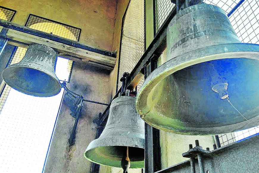 ELLITORAL_249212 |  Gentileza Patricio Álvarez Daneri Una de las torres de la iglesia alberga al campanario, bautizado  María Josefa .