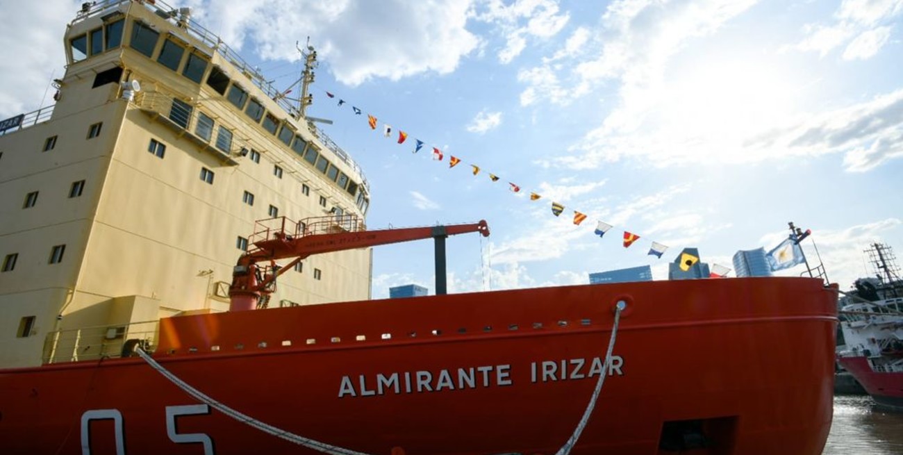 El rompehielos Almirante Irízar zarpó hacia una nueva campaña a la Antártida Argentina