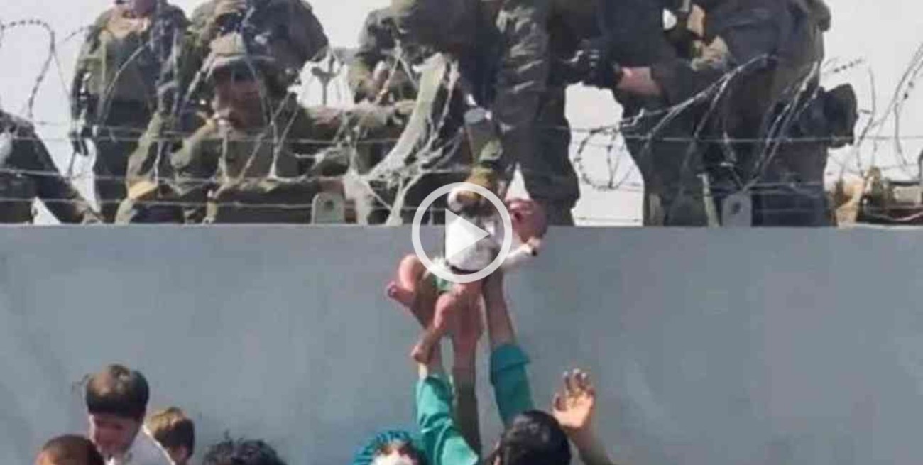 Drama en Kabul: un bebé fue entregado por encima de un muro a soldados estadounidenses