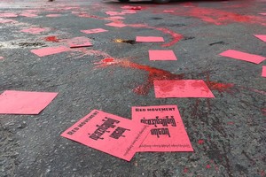 ELLITORAL_368951 |  AFP Panfletos del  Movimiento Rojo  y pintura que simula ser sangre en las calles