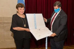 Gentileza UNL Me identifico con los valores de esta Universidad , expresó Kemelmajer como agradecimiento a la distinción recibida.