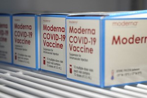 ELLITORAL_389386 |  Jae C. Hong Boxes of Moderna COVID-19 vaccine are stored in a refrigerator at an ambulance company in Santa Fe Springs, Calif., Saturday, Jan. 9, 2021. (AP Photo/Jae C. Hong)