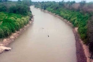 ELLITORAL_341473 |  Gentileza Cooperativa de Agua Potable y Otros Servicios de la Ciudad de Tostado. Los canales de riego para actividades agropecuarias están cargados en Santiago del Estero, y el verde de las malezas puebla sus bordes. En cambio, el río Salado que se deja pasar a Santa Fe se ha convertido en un pequeño curso que ya muestra islotes.