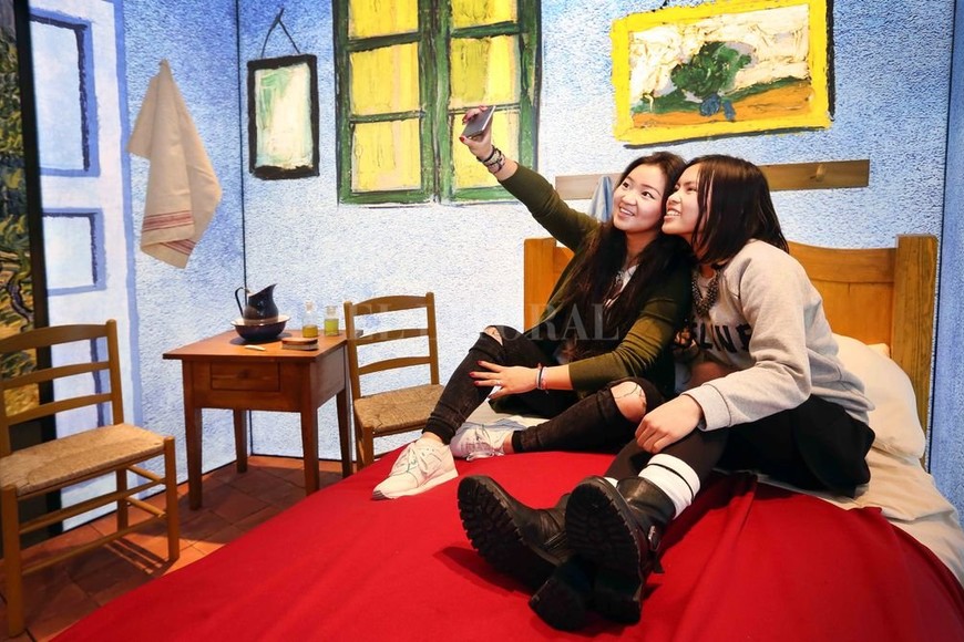 ELLITORAL_422179 |  Gentileza Carolien Sikkenk Meet Vincent van Gogh , permitira&#769; a los visitantes adentrarse en la vida del ico&#769;nico artista, y descubrir a trave&#769;s de una experiencia multisensorial sus obras ma&#769;s famosas y la historia de su vida.