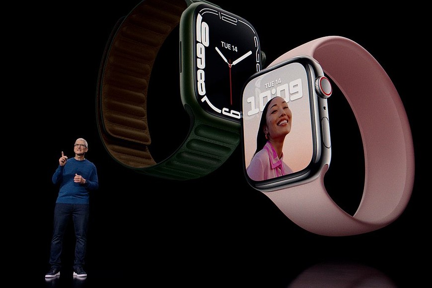 ELLITORAL_404219 |  Reuters Apple CEO Tim Cook unveils Apple Watch Series 7 during a special event at Apple Park in Cupertino, California broadcast September 14, 2021. Apple Inc/Handout via REUTERS   NO RESALES. NO ARCHIVES. THIS IMAGE HAS BEEN SUPPLIED BY A THIRD PARTY.