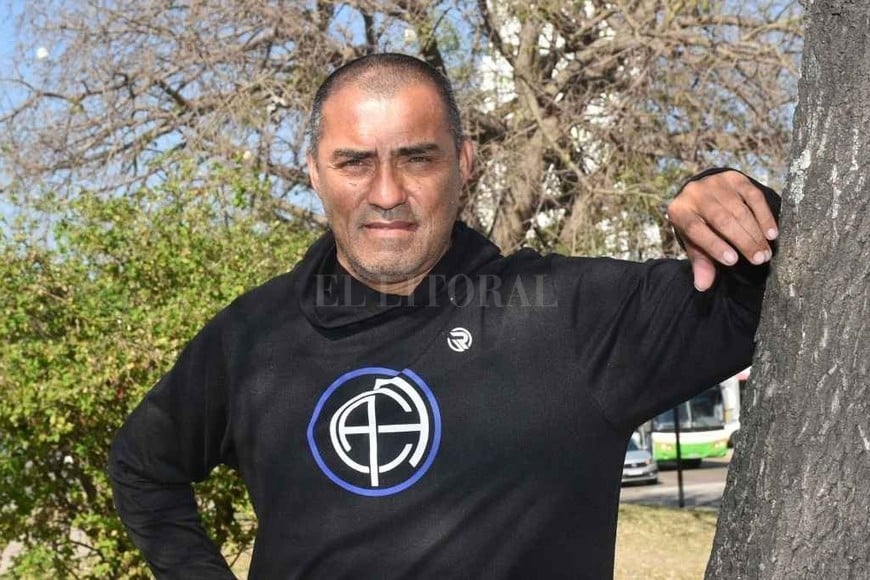 ELLITORAL_401404 |  Flavio Raina Andrés Cabrera. Un DT preparado para afrontar grandes desafíos. Hoy, a cargo de la Academia que lleva su nombre. Más de 100 niños y jóvenes participan de los torneos liguistas.