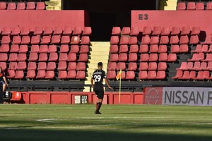 ELLITORAL_369817 |  Mauricio Garín Se vio fea contra Argentinos. Rodrigo Aliendro, en la inmensidad del Cementerio de los Elefantes, hace dos semanas cuando Colón jugó por última vez de local. Ahora, con semillas, riego y el no uso, se mostrará mejorada contra los mendocinos.