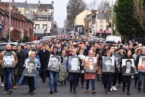 ELLITORAL_433894 |  Reuters La gente vuelve sobre los pasos de la marcha por los derechos civiles original de 1972 en una caminata de recuerdo para conmemorar el 50 aniversario del ´Domingo Sangriento´ en Londonderry, Irlanda del Norte, el 30 de enero de 2022.